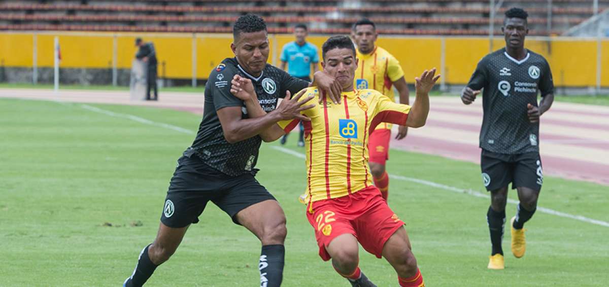 El jugador de Am&eacute;rica, Onofre Mej&iacute;a (i), disputa el bal&oacute;n con Alex&aacute;nder Alvarado, de Aucas, durante el duelo donde vio la quinta amarilla.  