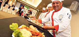 El chef Leonardo Mor&aacute;n expone un plato de su popular ensalada de cangrejo. Treinta expertos culinarios participar&aacute;n en este festival que es avalado por la Agencia Nacional de Regulaci&oacute;n, Control y Vigilancia Sanitaria.   