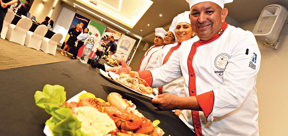 El chef Leonardo Mor&aacute;n expone un plato de su popular ensalada de cangrejo. Treinta expertos culinarios participar&aacute;n en este festival que es avalado por la Agencia Nacional de Regulaci&oacute;n, Control y Vigilancia Sanitaria.   