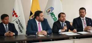El presidente del Consejo directivo del IESS, Pa&uacute;l Granda, dijo que gracias a este convenio se brinda atenci&oacute;n cercana y oportuna a los asegurados.