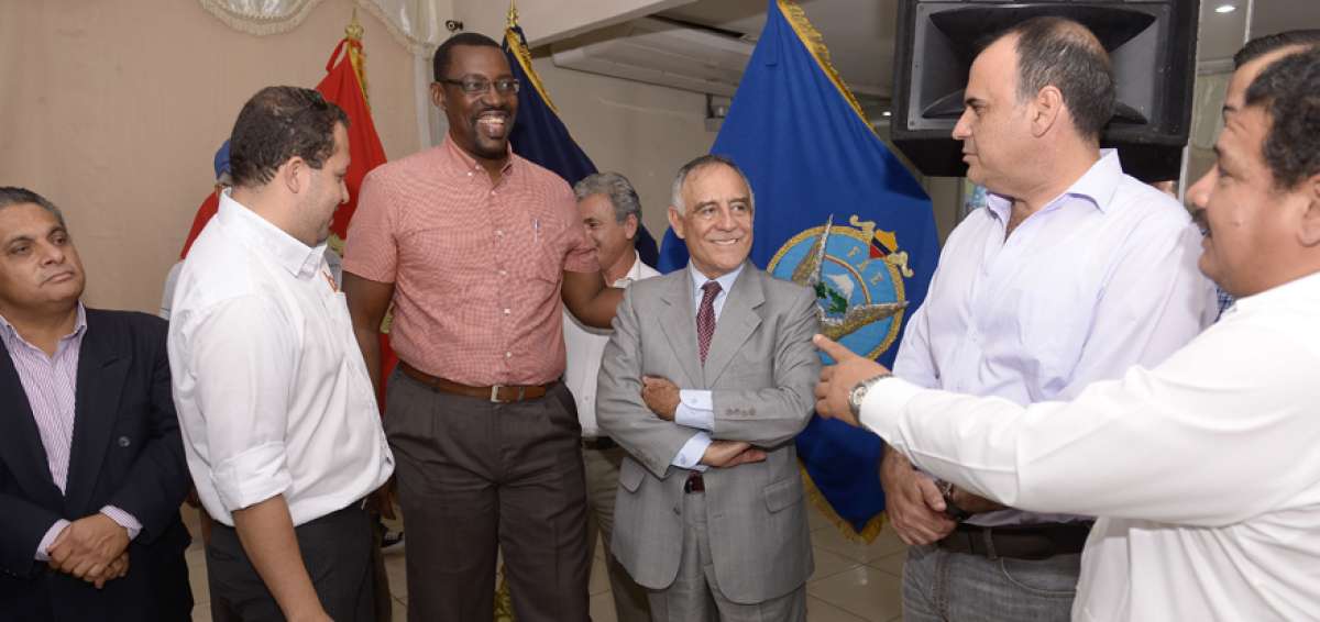 Moncayo, precandidato por la ID, acompa&ntilde;ado por miembros del Acuerdo Nacional por el Cambio, en Guayaquil.