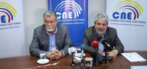 Los vocales del CNE, Enrique Pita (i) y Luis Verdesoto.