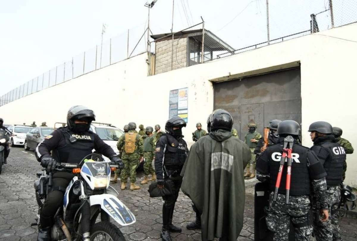 Las autoridades reforzaron su presencia en el exterior de la cárcel de El Inca, tras la pelea entre internos. 