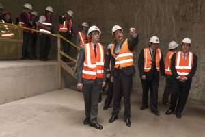 El ministro de Finanzas y el alcalde de Quito recorrieron hoy la infraestructura de la Fase I del Metro. Foto: Miguel Jim&eacute;nez / EL TEL&Eacute;GRAFO
