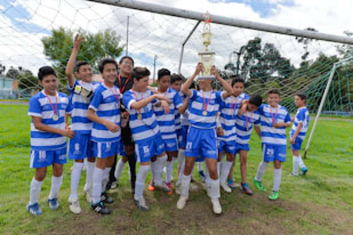 Municipal Espejo levant&oacute; el trofeo de campe&oacute;n intercolegial