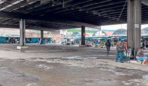 Los comerciantes del Mercado de Chiriyacu (centro-sur de la urbe) piden que se resuelvan los problemas estructurales de su lugar de trabajo. Foto: Miguel Jim&eacute;nez / El Tel&eacute;grafo