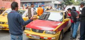 Cientos de taxistas realizan concentraciones en avenidas de Quito.