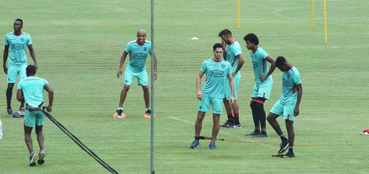 El atacante Leonardo Campana (i), de Barcelona, ser&aacute; suplente para el encuentro de hoy, luego de su participaci&oacute;n con la selecci&oacute;n absoluta.