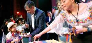 El presidente Rafael Correa comparte con ni&ntilde;os durante la presentaci&oacute;n del documental &lsquo;The Royal Tour&rsquo;, en la ciudad de Chicago, Estados Unidos.