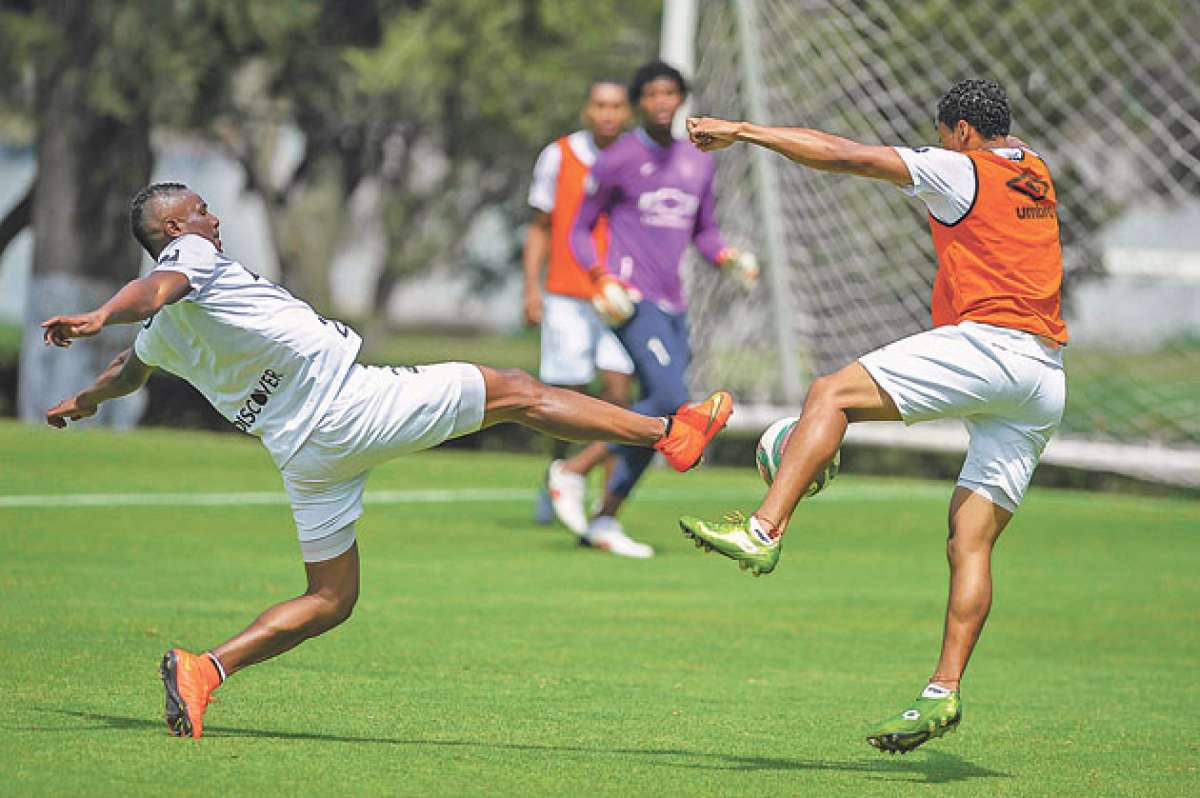 El volante Jos&eacute; Quinteros (izq.) disputa el bal&oacute;n con Jairo Campos, quien se recupera en el club. Foto: Miguel Jim&eacute;nez / El Tel&eacute;grafo