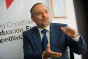 Richard Espinosa Guzm&aacute;n estudi&oacute; Marketing y Administraci&oacute;n de Empresas en la Universidad San Francisco de Quito. Fue ministro de Relaciones Laborales entre 2009 y 2012 y Coordinador de Desarrollo Social entre abril de 2012 y abril de 2013.