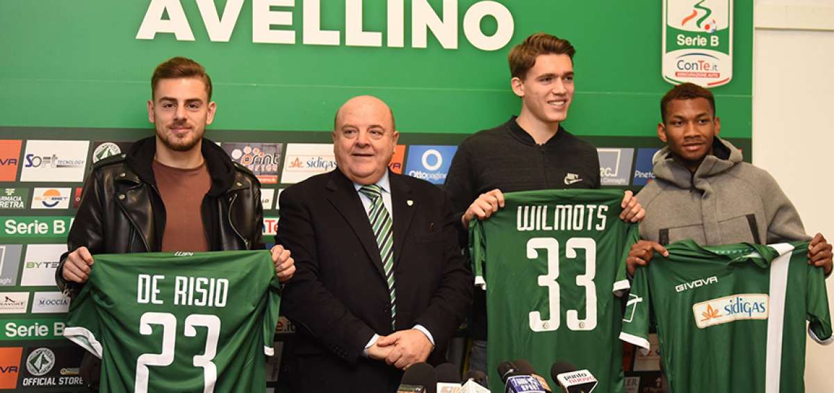El ecuatoriano Bryan Cabezas (d) junto a los refuerzos, el belga Reno Wilmots y el italiano Carlo De Risio, durante la presentaci&oacute;n de los jugadores.