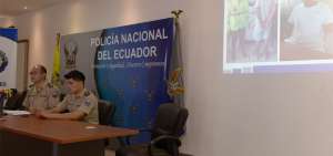 El jefe de la Dinased de la Zona 8, Henry Herrera (izq.), indic&oacute; que el arma usada en el crimen no ha sido hallada.