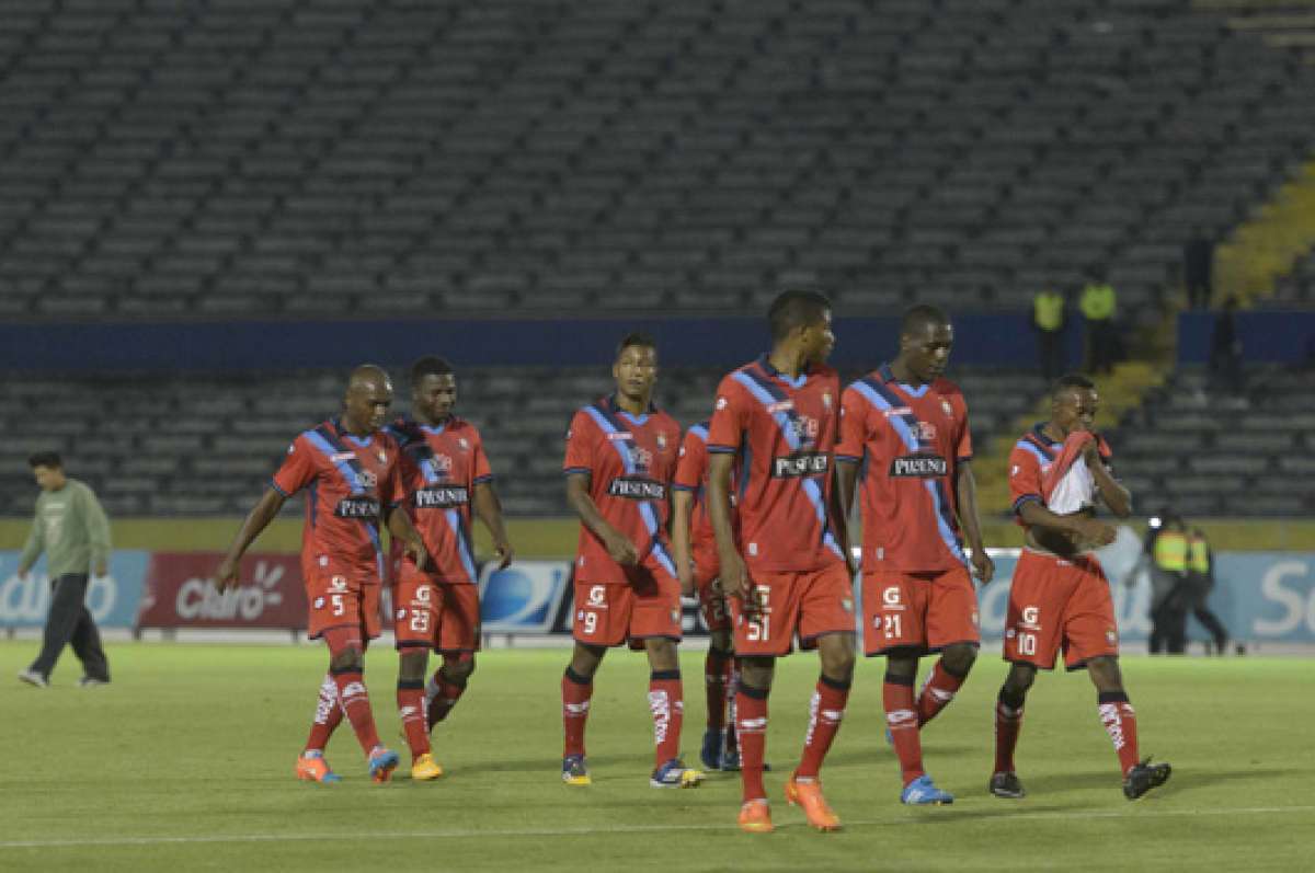 Los jugadores de El Nacional se dirigen al camerino tras el primer tiempo. Durante el descanso, Jorge Yunda les reclam&oacute;. Al final perdieron 3-2 ante el Quito. Foto: John Guevara / El Tel&eacute;grafo