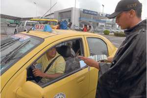 En Guayaquil a&uacute;n se reportan automotores de alquiler que no cobran las carreras con el dispositivo. Foto: Eduardo Escobar / El Tel&eacute;grafo