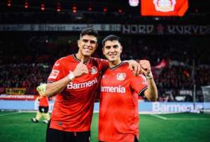 Piero Hincapié, junto a Exequiel Palacios (der.) en un partido del Bayer Leverkusen. 