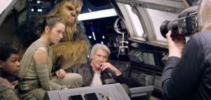 John Boyega (izq.), Daisy Ridley y Harrison Ford actuaron en Star Wars VII: El despertar de la fuerza. Aqu&iacute; durante una sesi&oacute;n de fotograf&iacute;as.