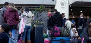 Ciudadanos venezolanos agrupados en la embajada de su pa&iacute;s, al norte de Quito.