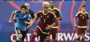Adalberto Pe&ntilde;aranda (7) es uno de los jugadores clave en el esquema de Venezuela; en la gr&aacute;fica burla la marca de un jugador de Uruguay.