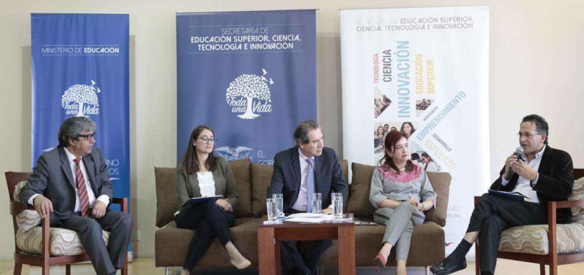 Autoridades, rectores, docentes y representantes de la sociedad civil del pa&iacute;s participan en esta mesa.