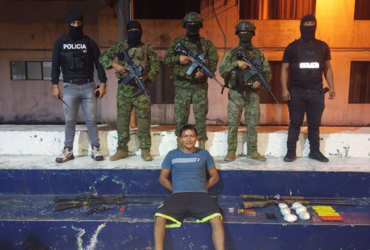 Armas y explosivos fueron decomisados en operativo en Napo. 