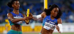 La atleta ecuatoriana Anah&iacute; Su&aacute;rez le entrega la posta a la &ldquo;tricolor&rdquo; Marizol Land&aacute;zuri, durante una de las pruebas en el Mundial de Relevos.