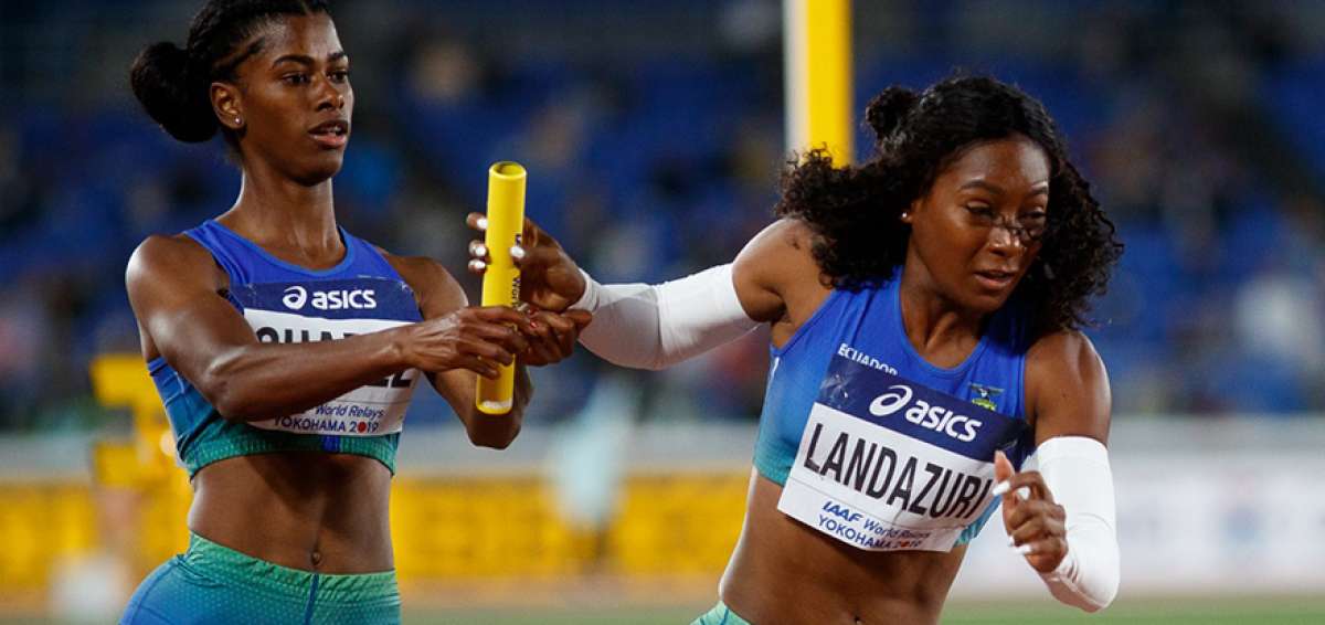 La atleta ecuatoriana Anah&iacute; Su&aacute;rez le entrega la posta a la &ldquo;tricolor&rdquo; Marizol Land&aacute;zuri, durante una de las pruebas en el Mundial de Relevos.
