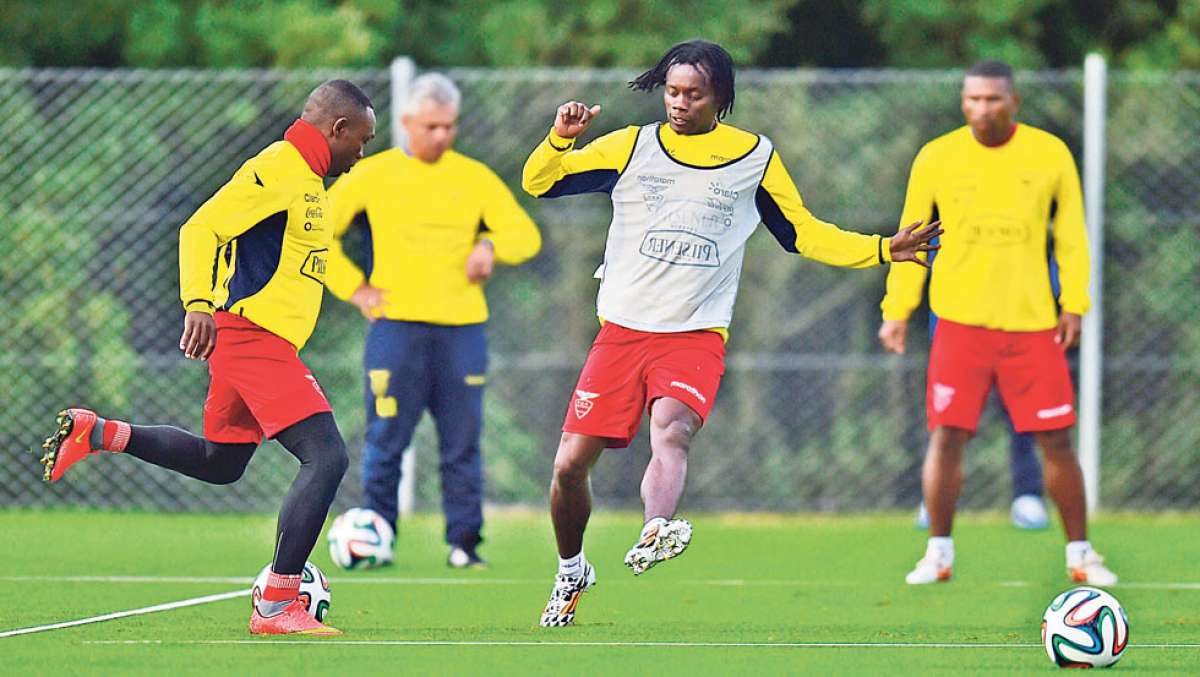 Dos laterales en acci&oacute;n. Walter Ayov&iacute; (izq.) intenta dar un pase ante la marca de Juan Carlos Paredes en la primera pr&aacute;ctica tricolor. Foto: EFE.