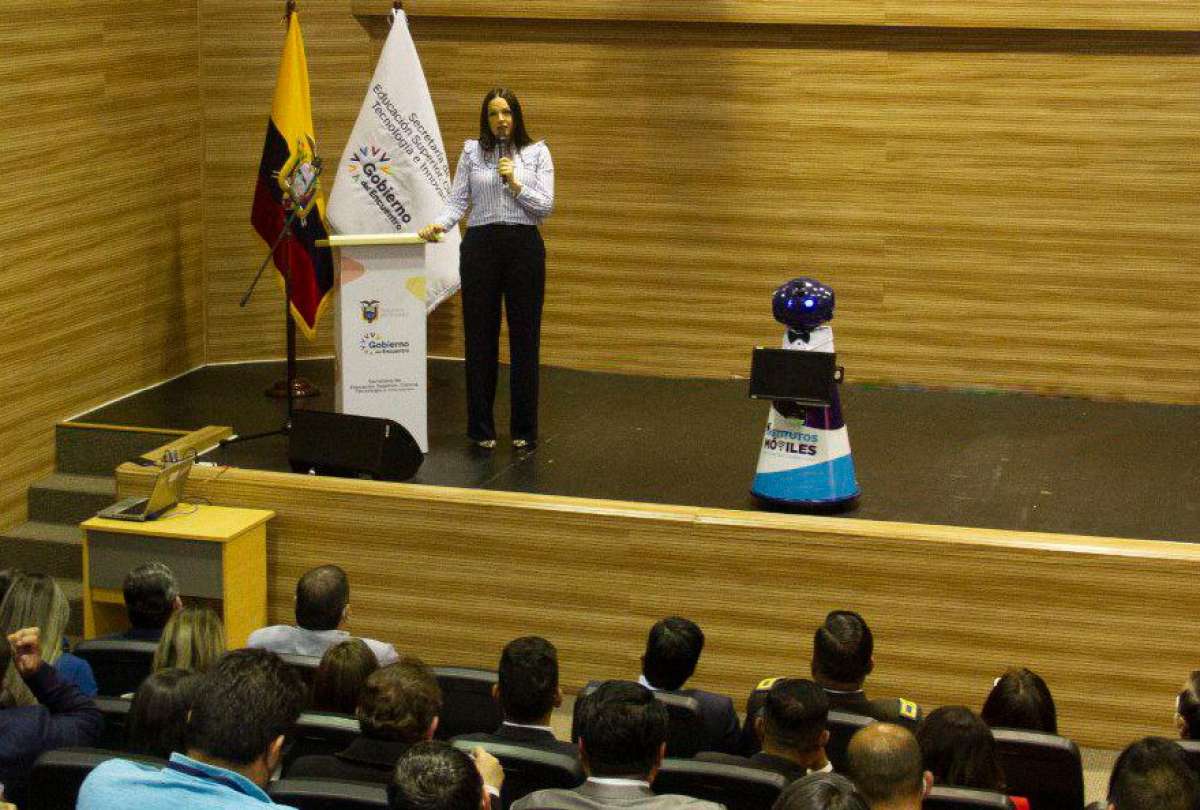 Andrea Montalvo, secretaria de Educación Superior, Ciencia, Tecnología e Innovación (Senescyt), presentó el proyecto Institutos Móviles