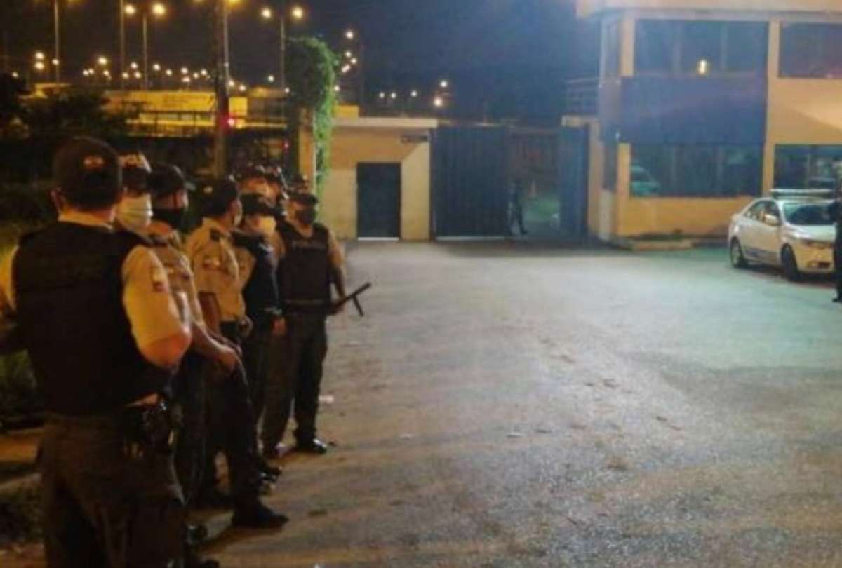 Policías se ubican en los exteriores del centro penitenciario para controlar los disturbios.