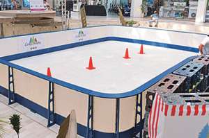 La pista tiene un sistema que esparce nieve mientras los patinadores se divierten.  Foto: Karly Torres