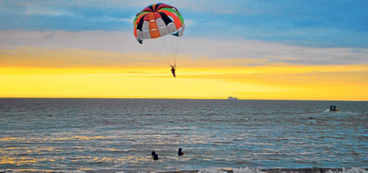 El parasailing los hace sentirse due&ntilde;os del cielo