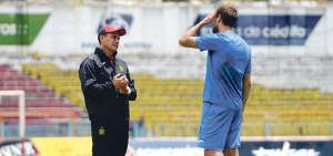 Guillermo Sanguinetti (izq.) entren&oacute; con el Deportivo Cuenca despu&eacute;s de su presentaci&oacute;n oficial.