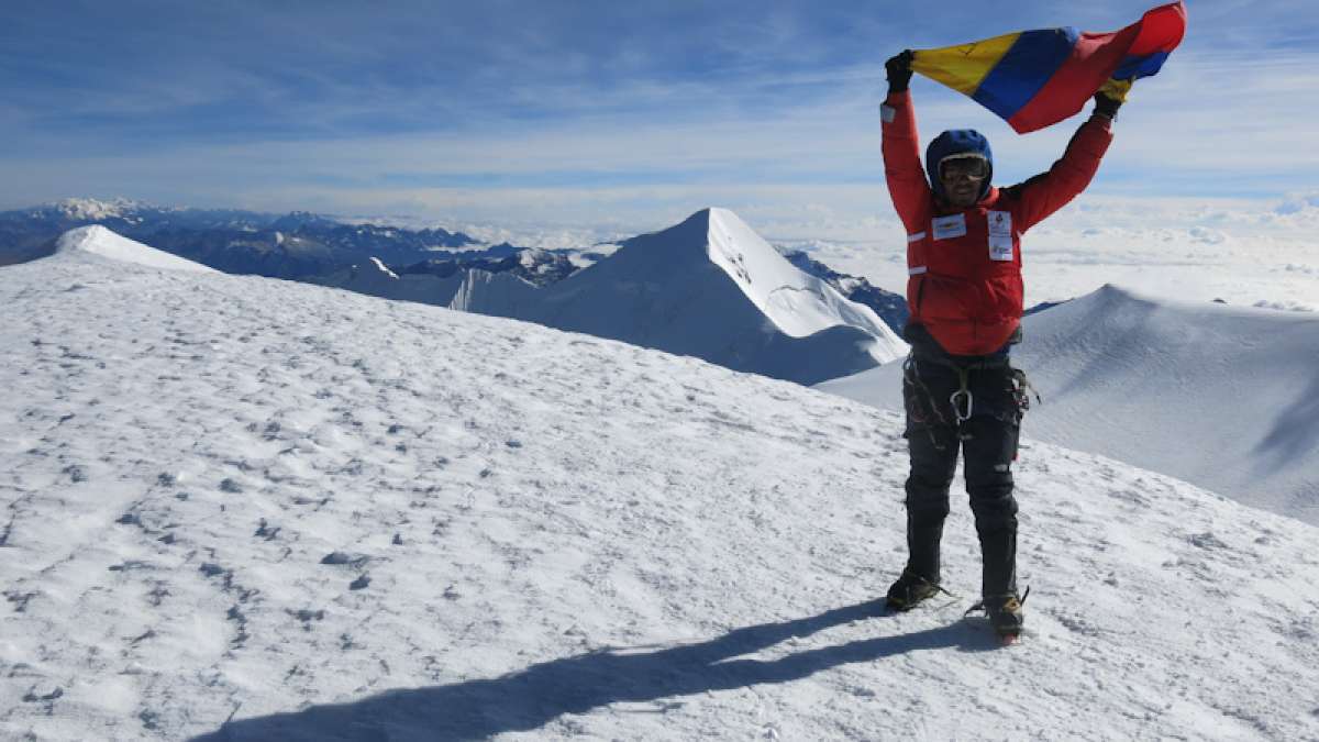 El monta&ntilde;ista quite&ntilde;o Santiago Quintero flame&oacute; la bandera tricolor en cada una de las 15 cumbres que coron&oacute; en Bolivia. Foto: Cortes&iacute;a Santiago Quintero. 