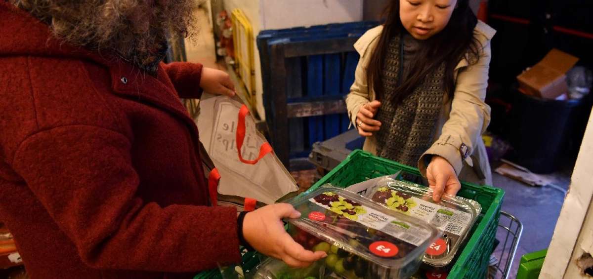 La entrega de productos busca cambiar la actitud de personas que tiran la comida. Gran Breta&ntilde;a arroja 10 millones de toneladas al a&ntilde;o.