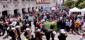 Ganaderos y peque&ntilde;os productores de leche se movilizaron hacia el Palacio de Gobierno para respaldar el acuerdo interministerial para el sector.