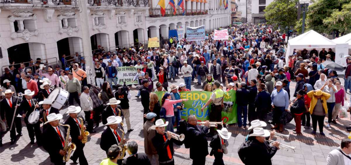 Ganaderos y peque&ntilde;os productores de leche se movilizaron hacia el Palacio de Gobierno para respaldar el acuerdo interministerial para el sector.