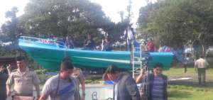 Polic&iacute;a halla en Manta droga escondida en lancha