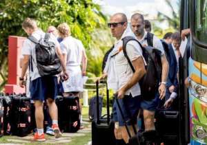 El centrocampista de Holanda, Arjen Robben (c), junto a sus compa&ntilde;eros de selecci&oacute;n. Foto: EFE