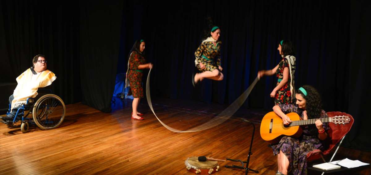 Cristina Duque, Johana Jara y Laura Oviedo (centro) conforman el colectivo Areka Teatro, formado en 2008 luego de estar en el Laboratorio Malayerba. 