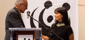 Pavan Sukhdev, presidente de WWF, entrega el reconocimiento a la activista Nina Gualinga, en un evento en Colombia. 