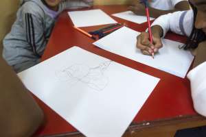 Los ni&ntilde;os y j&oacute;venes de la Fundaci&oacute;n plasmaron su sue&ntilde;os en el papel. Foto: John Guevara/ EL TEL&Eacute;GRAFO