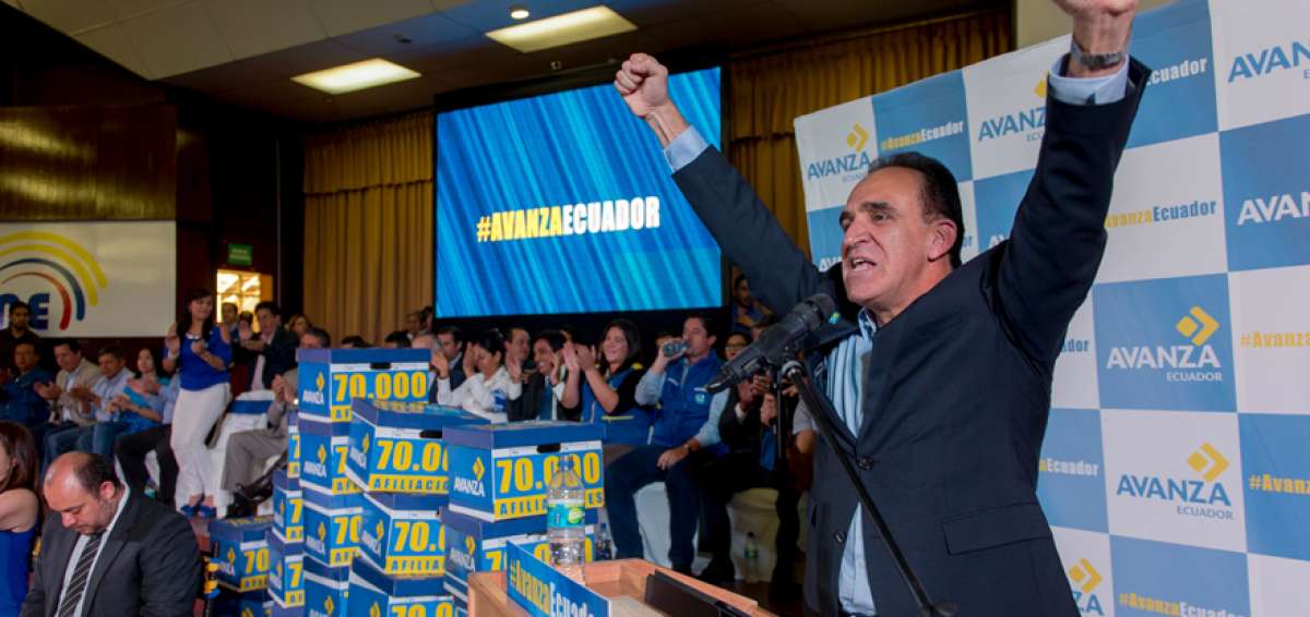 Ramiro Gonz&aacute;lez, presidente de Avanza, celebrando la recolecci&oacute;n de firmas para inscribir su partido en el CNE.