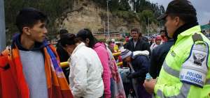 La Polic&iacute;a distribuye turnos numerados a los migrantes que llegan a Tulc&aacute;n para organizar la atenci&oacute;n antes de permitir el ingreso al pa&iacute;s. 