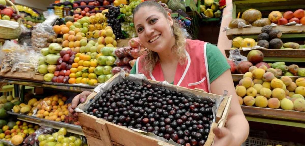 La diversidad de frutas que llegan desde diferentes cantones de Tungurahua, llena de color y aromas los mercados de Ambato.