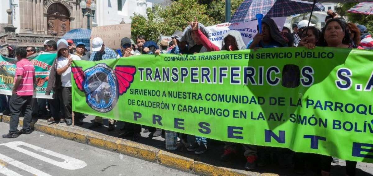 Transportistas de la avenida Sim&oacute;n Bol&iacute;var protestaron en contra del Municipio de Quito