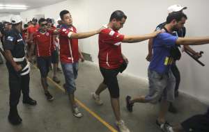 Los hinchas chilenos detenidos fueron trasladados a una comisar&iacute;a cercana del lugar. Foto: EFE 