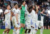 Los jugadores del Real Madrid celebran la clasificación con los hinchas en el estadio Santiago Bernabeu