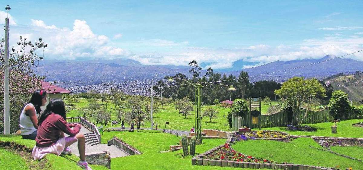 Las hermosas vistas de Ambato y extensas praderas son solo algunos de los atractivos que posee el Parque de la Familia, ubicado en la parroquia Quisapincha.        