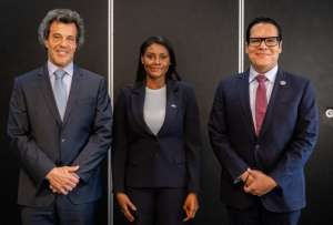 (De izq. a der) Alejandro Melik, de la Oficina Anticorrupción de Argentina, junto a la embajadora Diana Salazar y el secretario de Integridad Pública, José Julio Neira. 